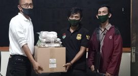 Kompol Triwahyono menyerahkan Masker Kepada Ketua Amphibi Bekasi Raya (M. Hendri)