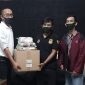 Kompol Triwahyono menyerahkan Masker Kepada Ketua Amphibi Bekasi Raya (M. Hendri)