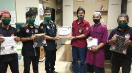 Penyerahan Piagam Penghargaan dari Lembaga Amphibi