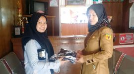 Sekretaris Amphibi Tanah Datar Menyerahkan T-Sirt Kendalikan Sampah Plastik Kepada Sekretaris Pemnag Sungai Patai, Tanah Datar
Image : Litbang Amphibi & Designed by bnewsmedia.id