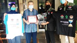 Penyerahan Sertifikat Penghargaan dariLembaga Amphibi Kepada PT. Toba Pulp Lesatari