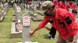 Ketua Umum Amphibi Agusalim Tanjung melakukan Tabur Bunga di Makam Pahlawan