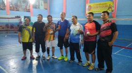 kakankemenag tanah datar H Syahrul bersama para kasie turut ambil  bagian dalam pertandingan bulutangkis 