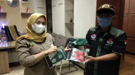 Penyerahan Masker dari Lembaga Lingkungan Amphibi 