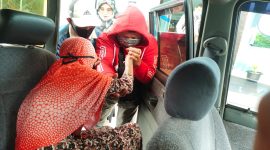 Walinagari Kumangi Iis Zamora Putra mengantarkan Warganya Berobat Ke Puskesmas