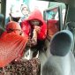 Walinagari Kumangi Iis Zamora Putra mengantarkan Warganya Berobat Ke Puskesmas