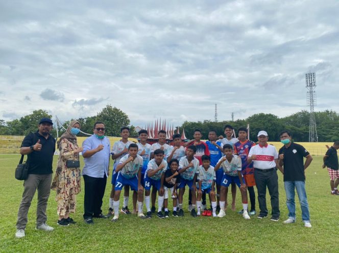 Permain Execellent Soccer Batusangkar Bersama Ketua DPRD Tanah Datar.