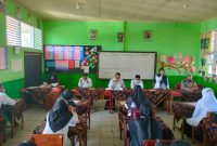 Kepala MIN 1 Sungai Tarab Fitri Evalius memberikan arahan pada kegiatan pembentukan KKG MIN se Tanah Datar. 