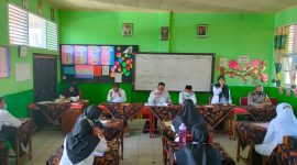 Kepala MIN 1 Sungai Tarab Fitri Evalius memberikan arahan pada kegiatan pembentukan KKG MIN se Tanah Datar. 