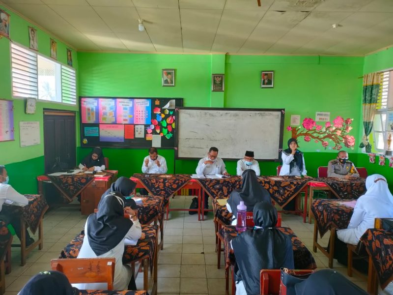 Kepala MIN 1 Sungai Tarab Fitri Evalius memberikan arahan pada kegiatan pembentukan KKG MIN se Tanah Datar. 