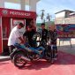 Terlihat Walinagari Parambahan Robi Yasdi mengisi kan BBM ke sepeda motor salah seorang  konsumen.