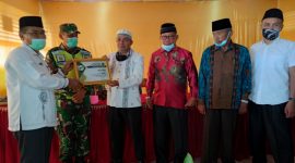 Kakan Kemenag H Syahrul menyerahkan piagam penghargaan kepada Kepala MTsN 5 Tanah Datar H.Tarmizi.