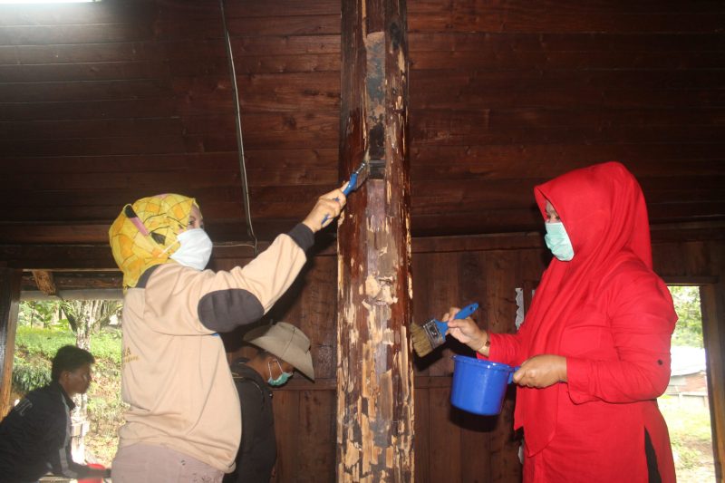 BPCB Sumbar Riau Jambi menggunakan ramuan cengkeh dan tembakau dalam melestarikan peninggalan bersejarah yang tebruat dari kayu.