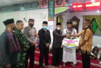 Kepala Kesbangpol Irwan S,sos,M.Si menyerahkan bantuan pembangunan Mesjid Amarulah kepada pengurusnya.

