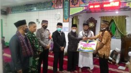 Kepala Kesbangpol Irwan S,sos,M.Si menyerahkan bantuan pembangunan Mesjid Amarulah kepada pengurusnya.

