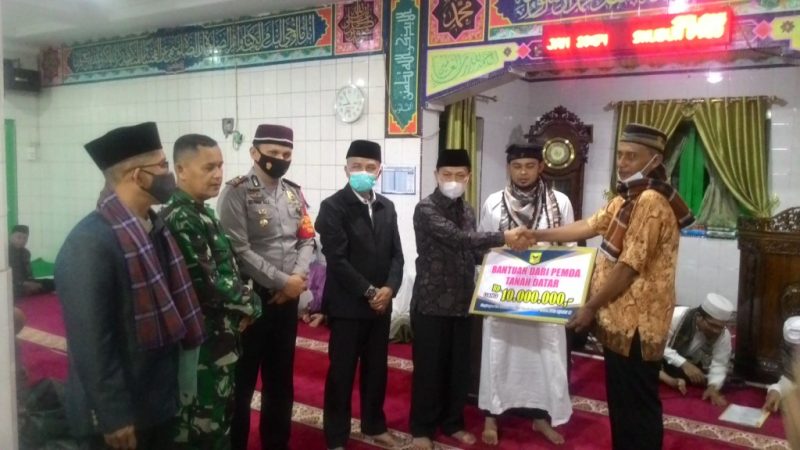 Kepala Kesbangpol Irwan S,sos,M.Si menyerahkan bantuan pembangunan Mesjid Amarulah kepada pengurusnya.

