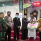 Kepala Kesbangpol Irwan S,sos,M.Si menyerahkan bantuan pembangunan Mesjid Amarulah kepada pengurusnya.

