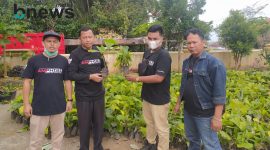 Lembaga Amphibi Serahkan bibit aren kepada Pemerintah Nagari Andaleh Baruh  Bukit