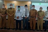 Wabup Richi Aprian,Kakan Kemenag H Syahrul,Kadis Pendidikan Riswandi,Kasubag TU Yusmarli,Camat Lima KaumHendra setiawan  dan para kasie di kemenag Tanah datar berfoto bersama.