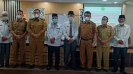 Wabup Richi Aprian,Kakan Kemenag H Syahrul,Kadis Pendidikan Riswandi,Kasubag TU Yusmarli,Camat Lima KaumHendra setiawan  dan para kasie di kemenag Tanah datar berfoto bersama.