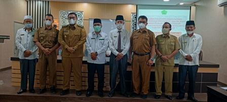 Wabup Richi Aprian,Kakan Kemenag H Syahrul,Kadis Pendidikan Riswandi,Kasubag TU Yusmarli,Camat Lima KaumHendra setiawan  dan para kasie di kemenag Tanah datar berfoto bersama.