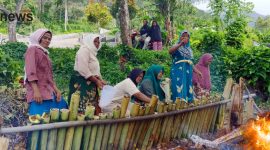 Emak-emak gotong royong memasak Lemang persiapan Halal Bihalal Jorong Tangah 20 Padang Laweh Malalo