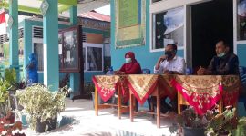 dr.Jonefi di dampingi Kepala MTsN 8 Tanah Datar ,Drs.Wisnaldi, MA, dan Staf dalam kegiatan Sosialisasi Vaksin Covid-19 