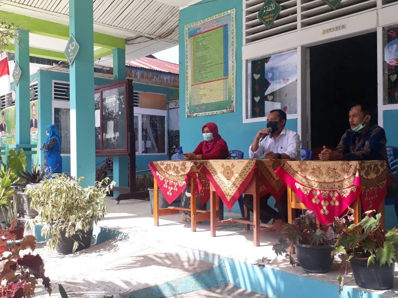 dr.Jonefi di dampingi Kepala MTsN 8 Tanah Datar ,Drs.Wisnaldi, MA, dan Staf dalam kegiatan Sosialisasi Vaksin Covid-19 