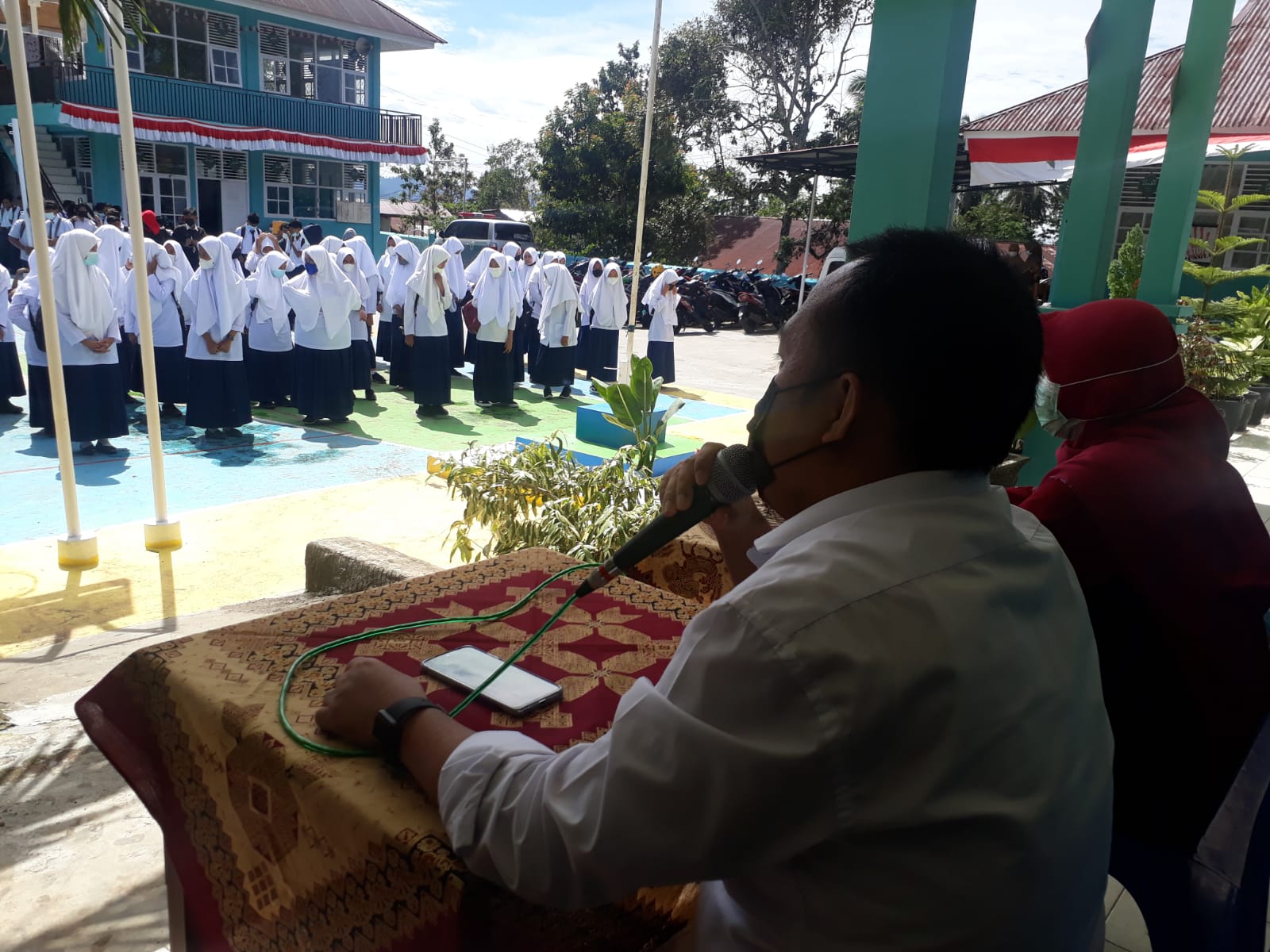 dr.Jonefi Kepala Puskesmas Sungai tarab 1 memberikan Sosialisasi vaksin terhadap siswa dan siswi MTsN 8 Tanah Datar 