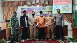 Anggota DPRD Tanah datar Beny apero,Kadis Arsip dan perpustakaan Erizal Ramli,Camat Sungai Tarab Arianto dan Walinagari Kumango Iis Zamora Putra berfoto bersama.
