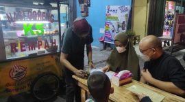 Imge: kompas.com / Mantan penyidik senior Komisi Pemberantasan Korupsi (KPK) Novel Baswedan menyambangi tempat usaha kuliner nasi goreng milik eks pegawai Biro Hukum KPK, Juliandi Tigor Simanjuntak di Kawasan Jati Rahayu