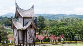 Rangkiang Patah sembilan di Halaman istano Basa Pagaruyung