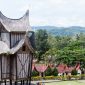 Rangkiang Patah sembilan di Halaman istano Basa Pagaruyung