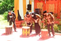 Wakil Bupati Tanah Datar Richi Aprian memukul tabuh tanda diresmikannya Festival Pesona Adat Nagari Pangian 2021.