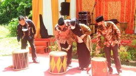 Wakil Bupati Tanah Datar Richi Aprian memukul tabuh tanda diresmikannya Festival Pesona Adat Nagari Pangian 2021.