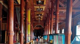 tiang yang melambangkan pesan yang berbeda sesuai letak dan fungsi masing-masing.