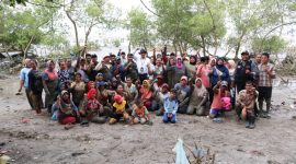 Lembaga Amphibi Bersama Masyarakat foto bersama seusai melakukan penanaman Mangrove