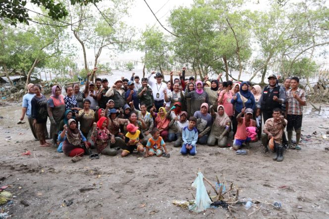 
 Lembaga Amphibi Bersama Masyarakat foto bersama seusai melakukan penanaman Mangrove