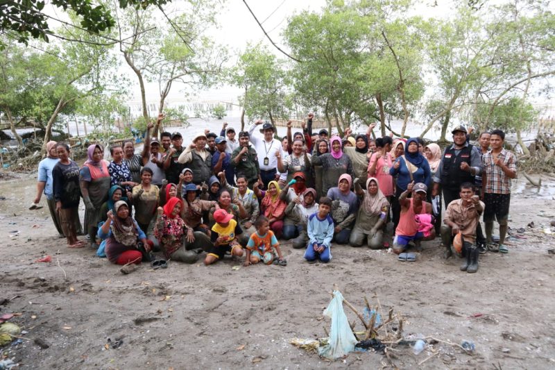 Lembaga Amphibi Bersama Masyarakat foto bersama seusai melakukan penanaman Mangrove