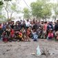 Lembaga Amphibi Bersama Masyarakat foto bersama seusai melakukan penanaman Mangrove
