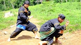 Terlihat walinagari Kumango Iis Zamora  Putra bersama tetua silat Kumango lainnya memepragakan langkah silat Kumango.