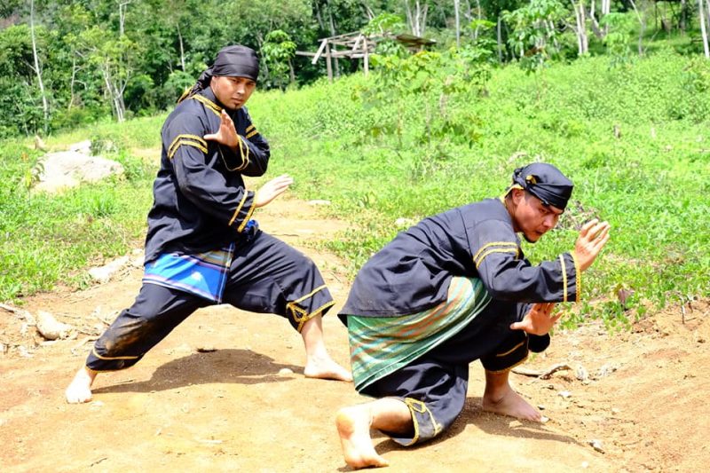 Terlihat walinagari Kumango Iis Zamora  Putra bersama tetua silat Kumango lainnya memepragakan langkah silat Kumango.