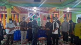 Walinagari Sumanik Iramayandi menerima trophy juara umum MTQN ke IV Tingkat Kecamatan Salimpauang.


