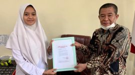 Kepala MAN 2 Tanah datar  Sabrimen menyerahkan surat peneriman perguruan Tinggi ternama Cina kepada Salsabila Nazhifah.

