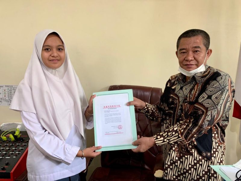 Kepala MAN 2 Tanah datar  Sabrimen menyerahkan surat peneriman perguruan Tinggi ternama Cina kepada Salsabila Nazhifah.

