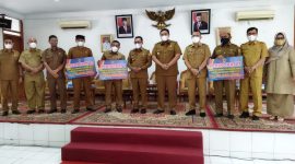 Wakil Bupati Tanah Datar (Richi Arphian) bersama Walinagari-Walinagari mendapatkan penghargaan pelayanan publik