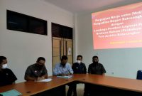 Ketua LBH Fiat justitia batusangkar Yonnefit Albasri SH dengan berbincang Ketua Pengadilan Negeri Batusangkar  Agus Widana SH.