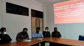 Ketua LBH Fiat justitia batusangkar Yonnefit Albasri SH dengan berbincang Ketua Pengadilan Negeri Batusangkar  Agus Widana SH.