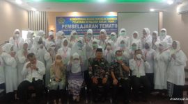 Kakan kemenag tanah datar berfoto bersama peserta pelatihan.

