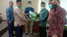 Kakan Kemenag Tanah datar H. Syahrul menyerahkan cindera mata kepada Rekto IAIN Bukittinggi yang diwakili direktur pasca sarjana Dr.Ghazali.MA.